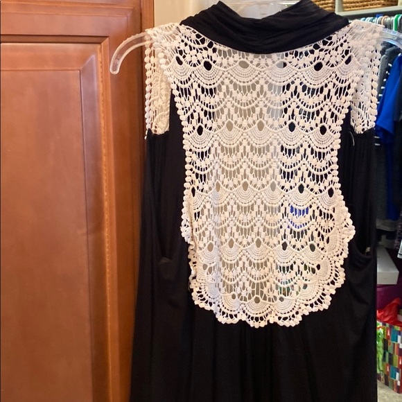 Beautiful cream crochet lace & sleeveless - Picture 4 of 5